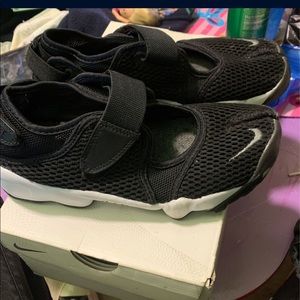 Woman’s Nike rift sneakers w. Straps